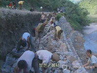 수해 복구 나선 北 주민들