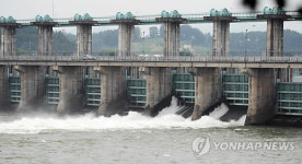 녹조 막자..수문 연 충주 조정지댐