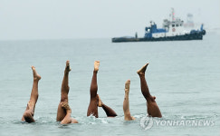 싱크로나이즈 시범 보이는 한체대 학생들