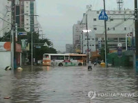 폭우로 잠긴 군산시내 도로