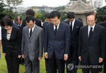 백범 선생 묘역 참배하는 손학규 후보