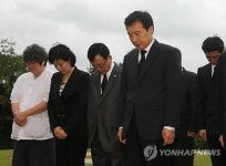 백범 선생 묘역 참배하는 손학규 후보