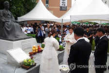 옥천서 故육영수 38주기 추모..2천명 참석