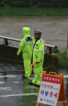 도로 침수....차량 통제하는 경찰