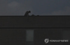 춘천서 임금지급 요구 일용직 2명 야간 시위