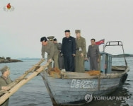 北 김정은, 소형 목선 타고 섬 방어대 찾아