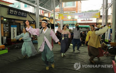 평창 올림픽시장에서 펼쳐진 신명나는 마당극