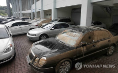 공설운동장에 꽉 들어찬 침수 차량들