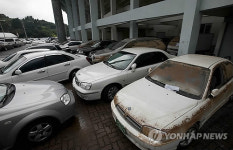공설운동장에 견인된 침수 차량들