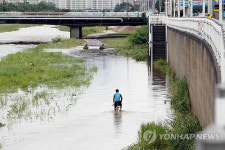 불어난 도심 하천 자전거길