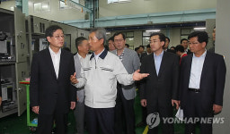 김황식 총리, 중소기업 생산 현장 방문