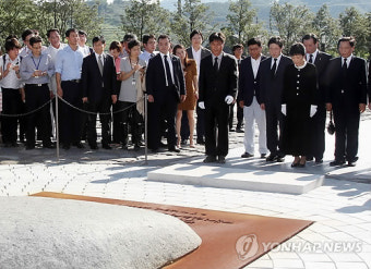 노무현 전 대통령 묘역 참배하는 박근혜 후보