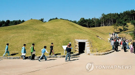 공주 무령왕릉 찾은 수학여행단