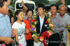 양학선과 비닐하우스 마을 주민