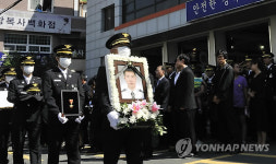 국립묘지로 향하는 고 서명갑 소방장