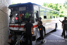 제주 평화로서 버스·트럭 충돌 12명 경상