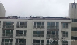  광주 아파트 지붕도 날아가