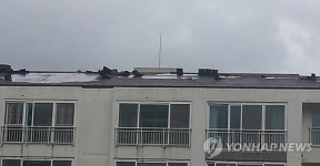  광주 아파트 지붕도 날아가