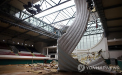 지붕 날아간 장흥실내체육관