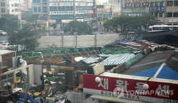 <태풍 덴빈> 폭탄 맞은 듯 주저앉은 가건물