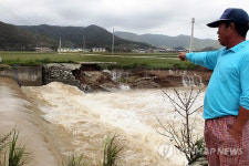 <태풍 덴빈> 무너진 뚝방