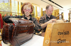 한땀한땀 정성들여 만든 핸드백