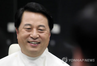 활짝 웃는 김두관