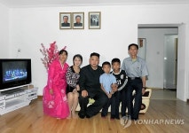 평양 가정집 방문한 北 김정은 부부