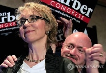 <美민주 全大> 총상 기퍼즈 `국기에 대한 맹세