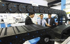 첨단정밀 기계가 다 모였다