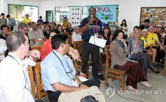 제주해군기지 반대 주민 찾은 IUCN 이사들