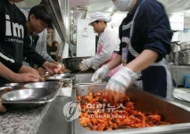 집단 설사 원인, 김치로 잠정 추정