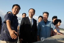 파손된 방파제 살피는 황우여