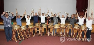 모듬북 체험하는 아제르바이잔 연수생
