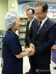 근로자 손잡는 황우여 대표