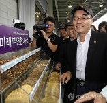 사료 살펴보는 박재완 기획재정부 장관
