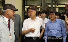 사료 공장 살펴보는 박재완 기획재정부 장관
