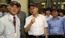 사료 공장 살펴보는 박재완 기획재정부 장관