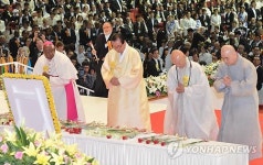 헌화하는 종교단체 대표들