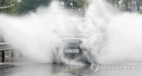 <태풍 산바> 물보라 일으키는 차량