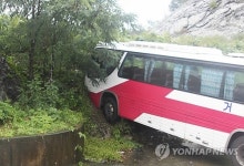 영동서 시외버스 빗길 사고 6명 다쳐