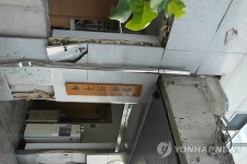 굴착기에 부서진 진주 상대지구대
