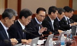 국무회의 주재하는 이 대통령