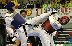 뻗어차기 매섭네!