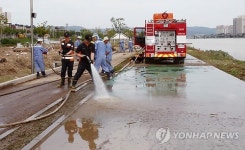 <태풍 산바> 소방대원 태화강 산책로 청소