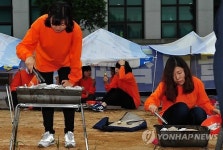 <카메라뉴스> 기아체험하며 성금 모으는 대학생들