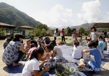 송편 빚으려 솔잎 따요