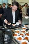 점심 배식받는 안철수