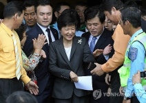 택시 기사들과 인사하는 박근혜