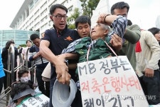 안철수 후보 면담 요청하는 저축은행 피해자들